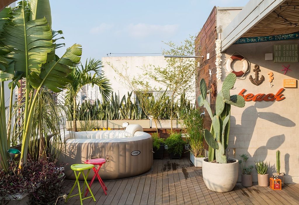 Jacuzzi hinchable en una terraza