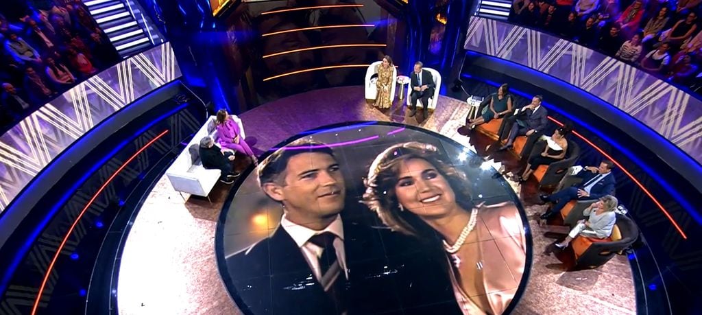 Plano general del programa '¡De viernes!' con Carlos Mata y Jeanette Rodríguez como invitados