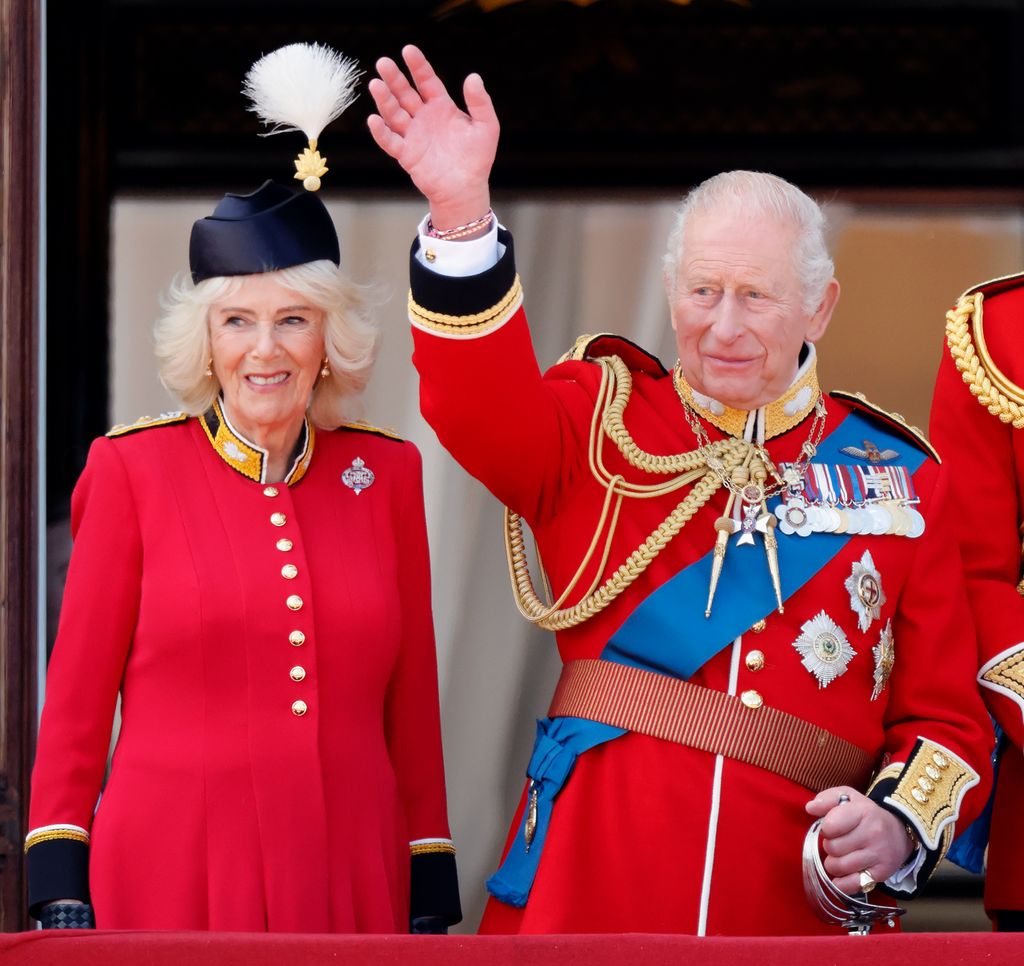 El rey Carlos III y la reina Camila observan el desfile aéreo de la RAF desde el balcón del Palacio de Buckingham tras asistir al Trooping the Colour 2026, celebrado en Londres el 13 de junio de 2026