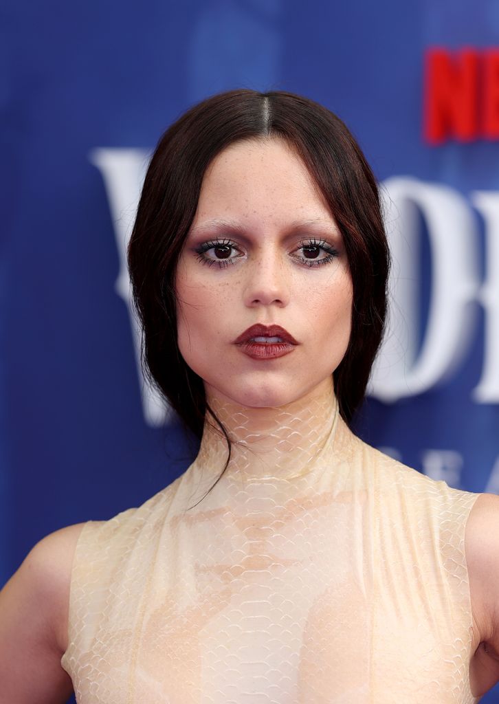 Un vistazo de cerca al maquillaje de Jenna Ortega