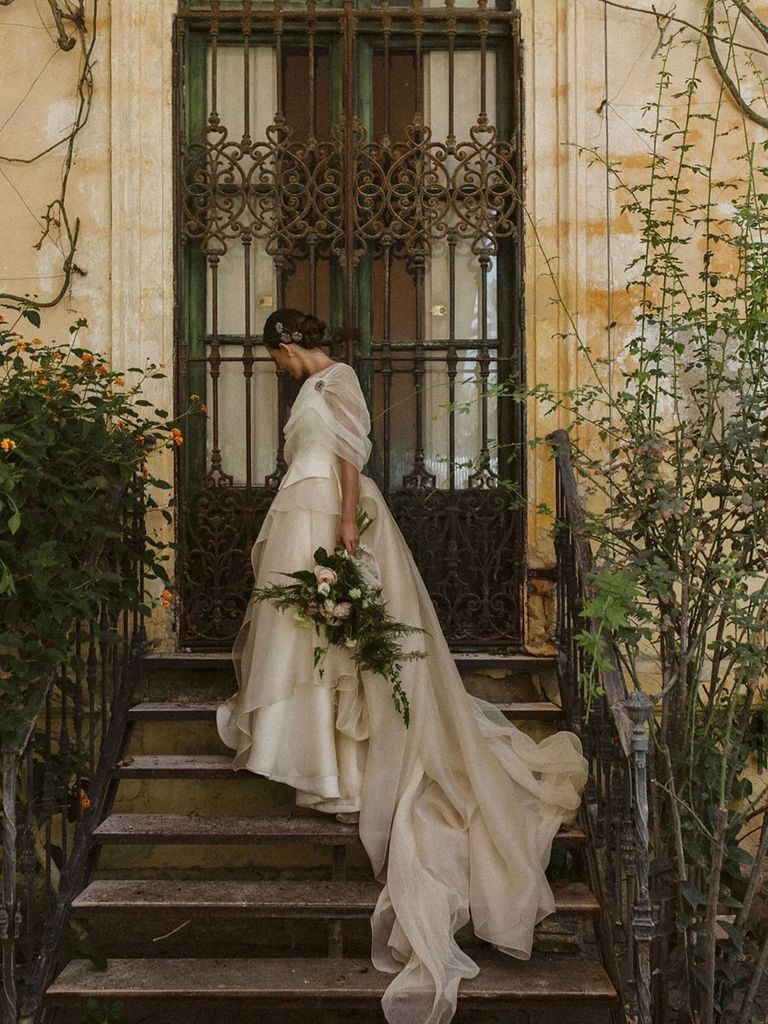 Vestidos de novia vaporosos con faldas a capas con broche