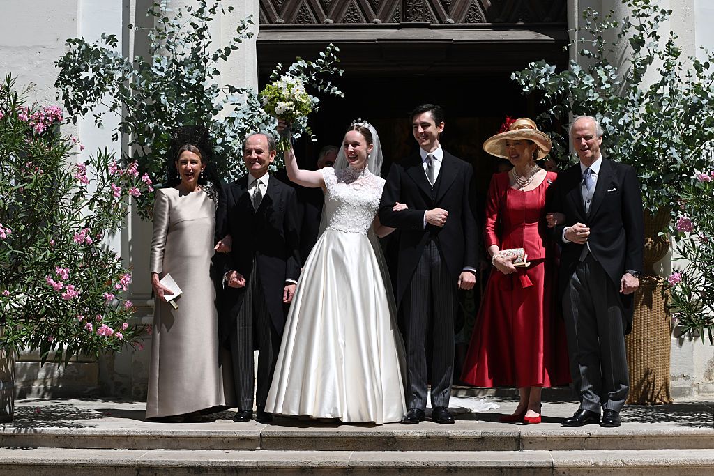 Los novios junto a sus padres a las puertas de la Iglesia de los Jesuitas donde ha tenido lugar la ceremonia religiosa