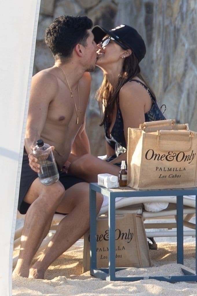 Jessica Alba y Danny Ramirez fueron captados besándose efusivamente en la playa.