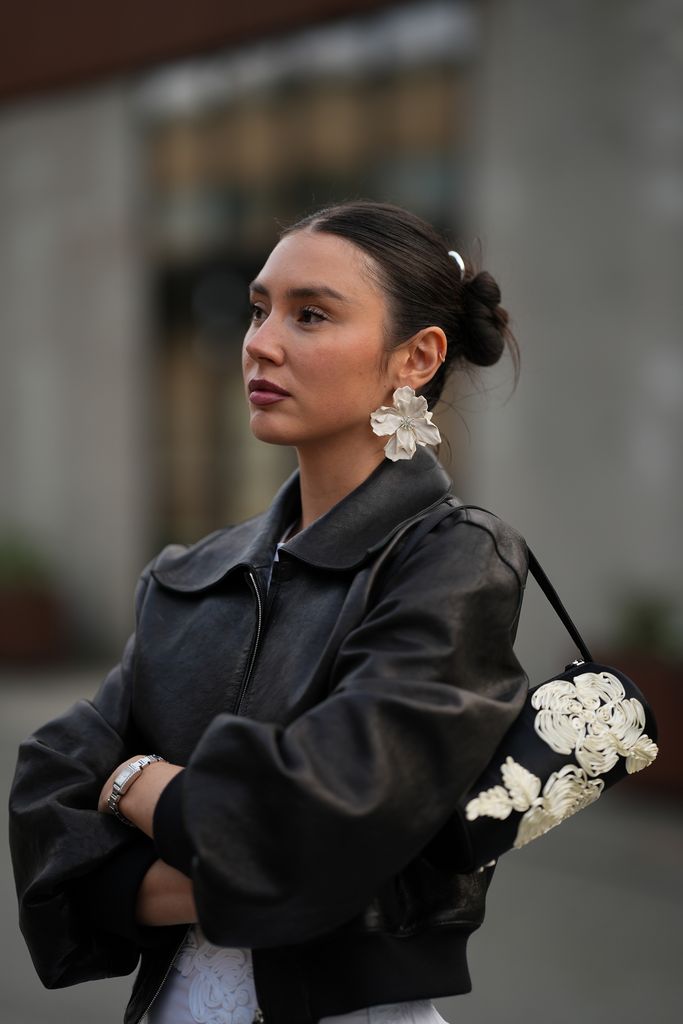 Look con maxipendientes blancos de flores