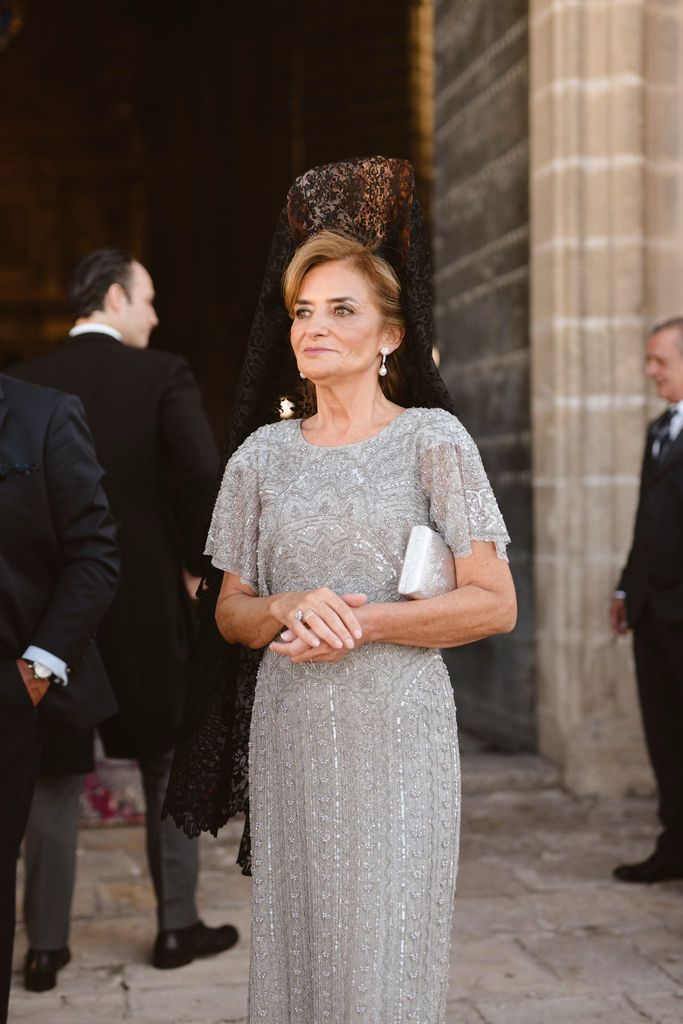 Look de madrina con mantilla y pedrería