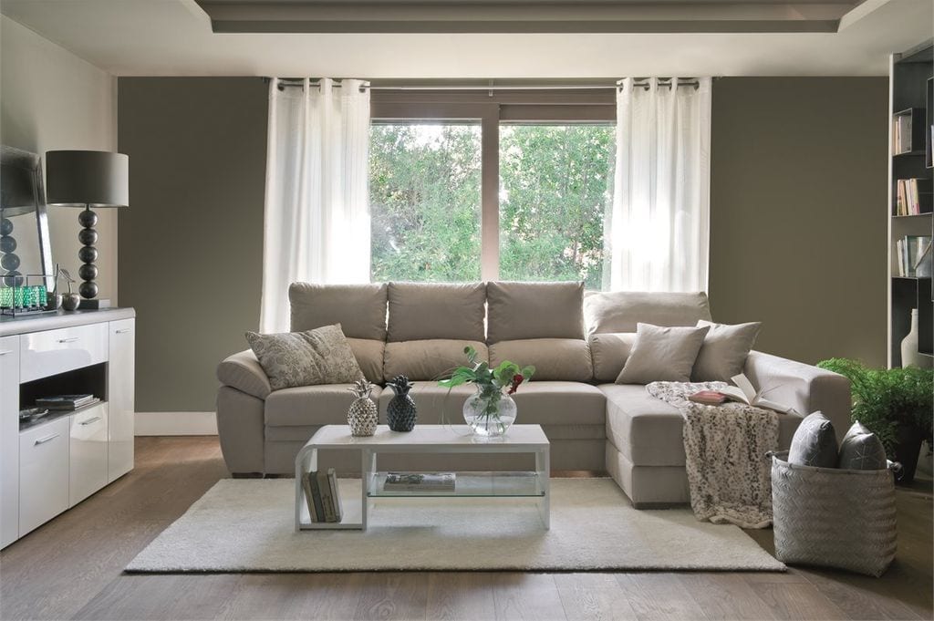 Salón con sofá con chaise longue