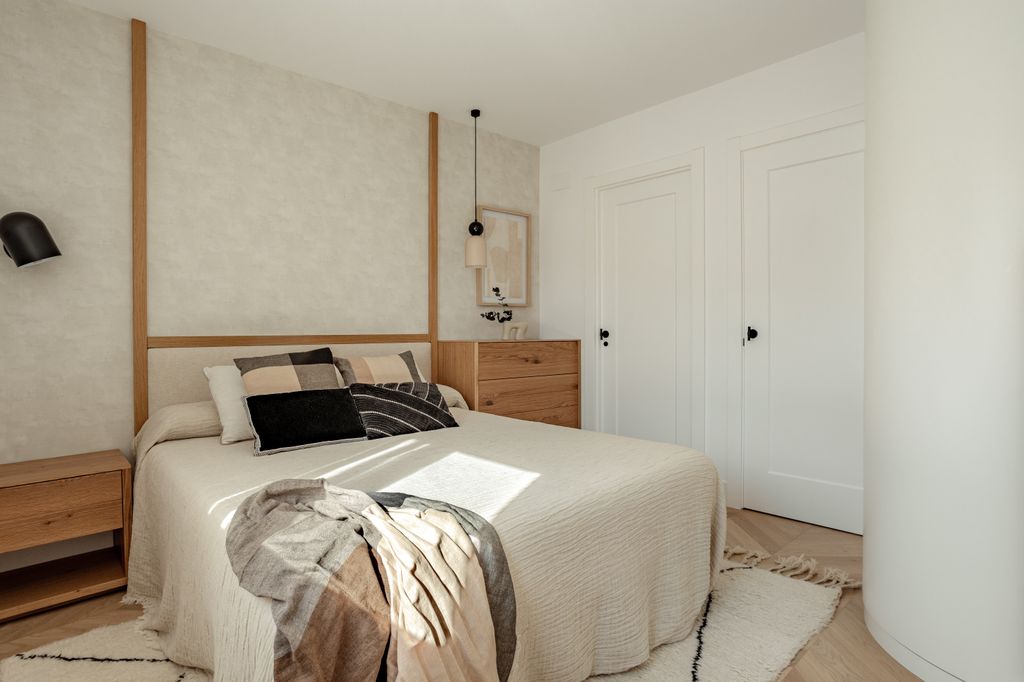 Dormitorio con muebles de madera