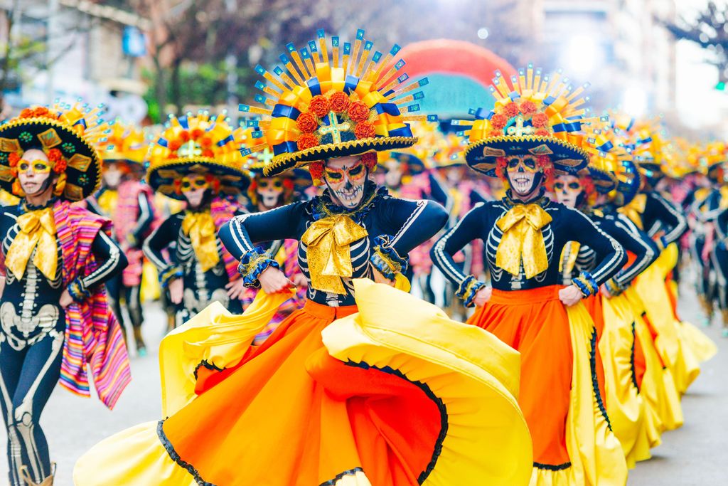 55 comparsas desfilan este año en las calles.