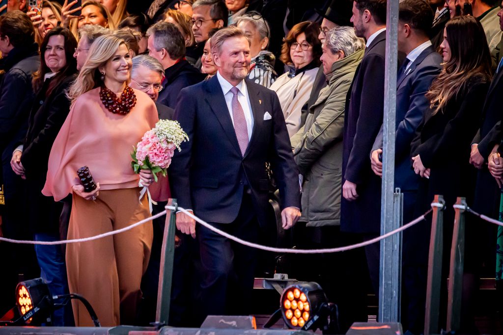Los reyes en su llegada al acto