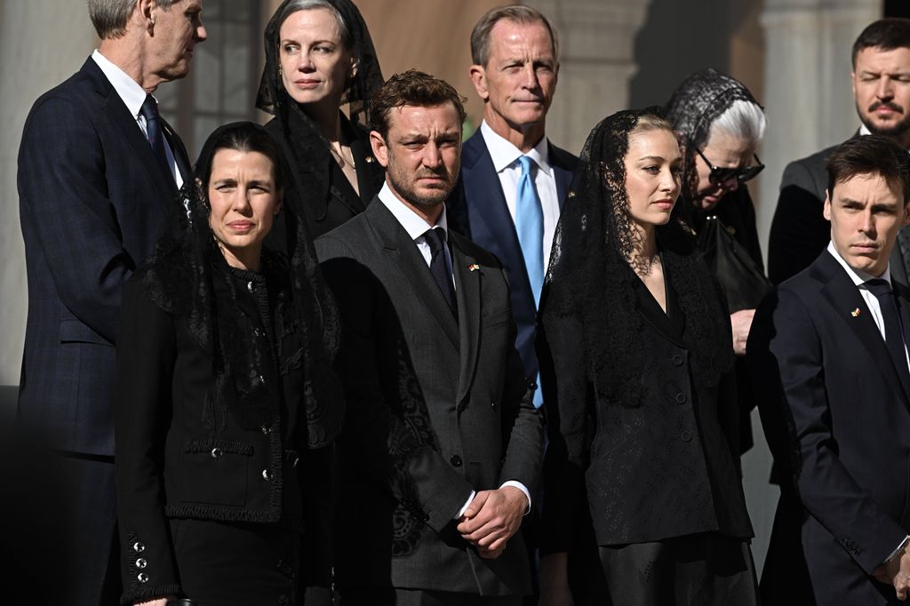 Carlota Casiraghi, Pierre Casiraghi y Beatrice Borromeo en la visita del Papa León XIV a Mónaco