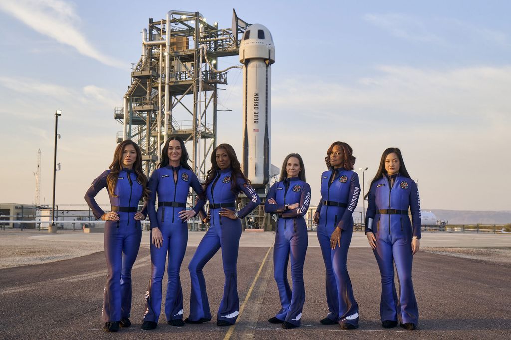 Blue Origin lanza una tripulación exclusivamente femenina al espacio en la 31.ª misión de la New Shepard, desde Texas. Lauren Sanchez, Katy Perry, Kerianne Flynn, Aisha Bowe y Amanda Nguyen fueron parte de la misión.