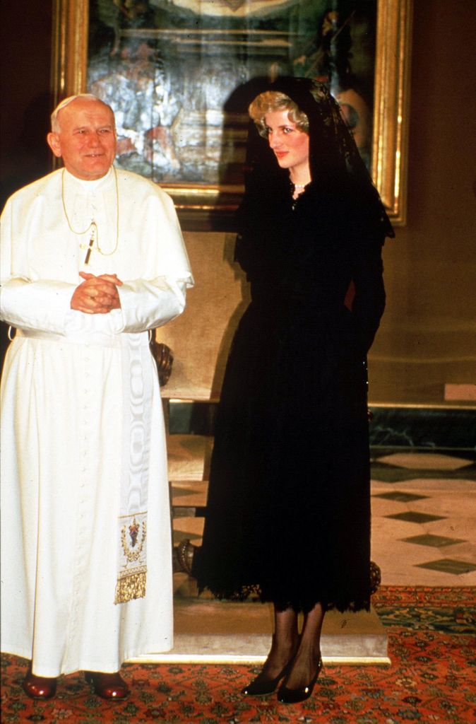 La princesa Diana de Gales con el papa Juan Pablo II en Italia, 1985.