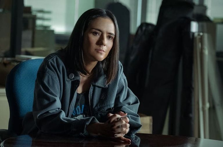 Catalina Sandino Moreno como la detective Lolo Salazar en 'The Rip'.
