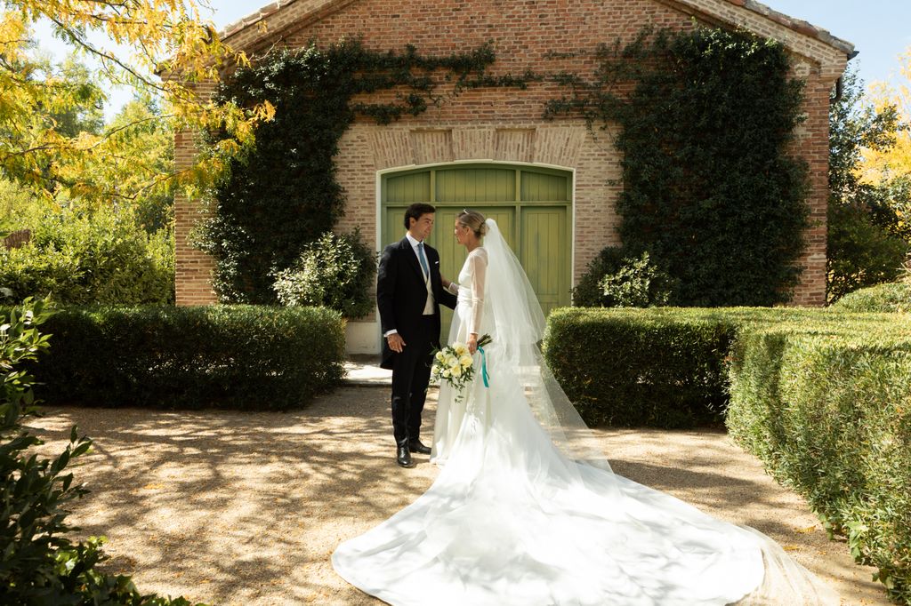 Vestido de novia de From Lista With Love con mangas desmontables