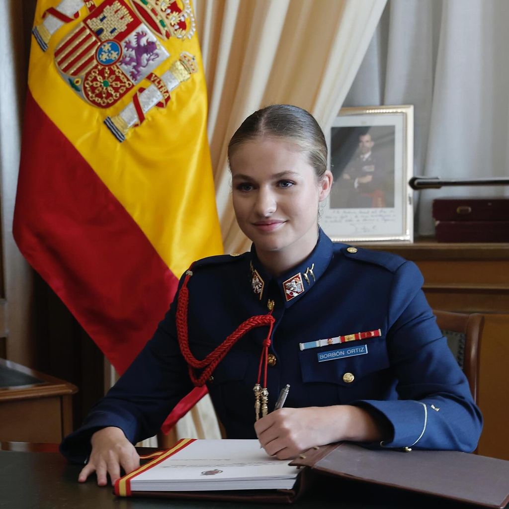 La princesa Leonor firmó el libro de honor tras su llegada a la Academia General del Aire de San Javier.