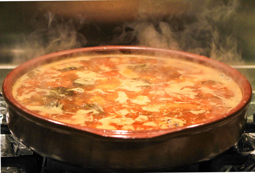 Antes de echar el arroz y el caldo, hay que sellar bien las carnes.