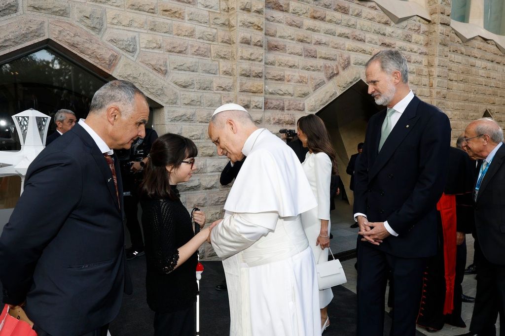 El Papa León XIV saludando a Valentina, la niña invidente que emocionó en la Sagrada Familia