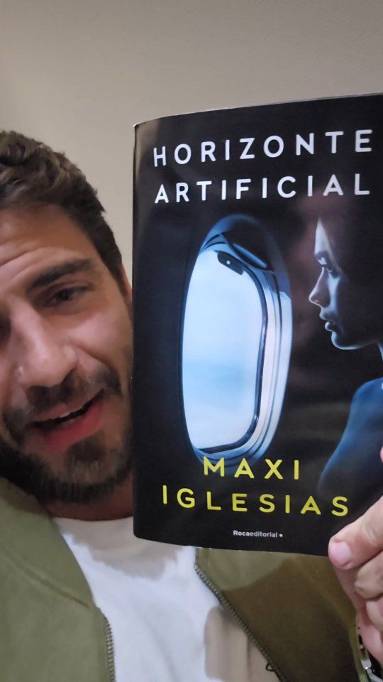 El lado más injustamente completo de Maxi Iglesias: guapo, piloto, escritor y buena gente