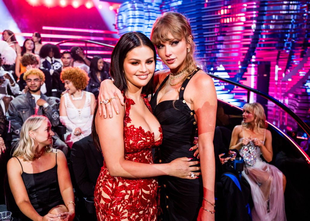 Selena Gomez y Taylor Swift durante los MTV de 2023