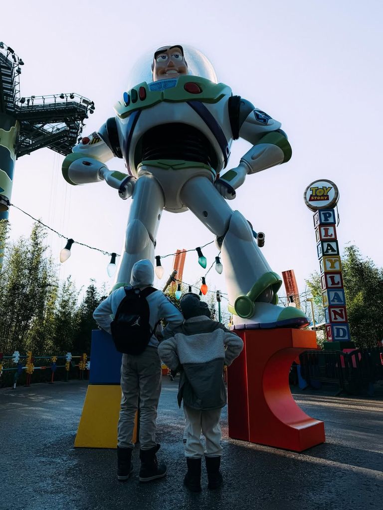Mario Casas y Melyssa Pinto en Disneyland Paris