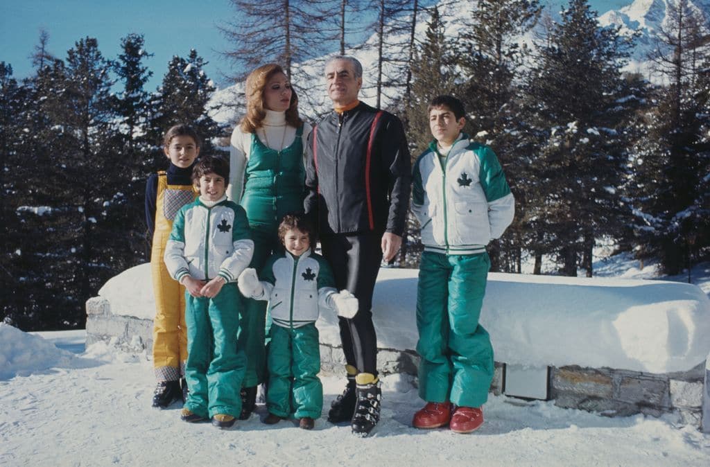 El Sha de Persia y la emperatriz Farah Diba con sus cuatro hijos, dos chicos y dos chicas