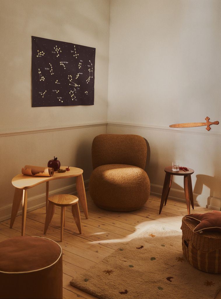Rincón de lectura en habitación juvenil