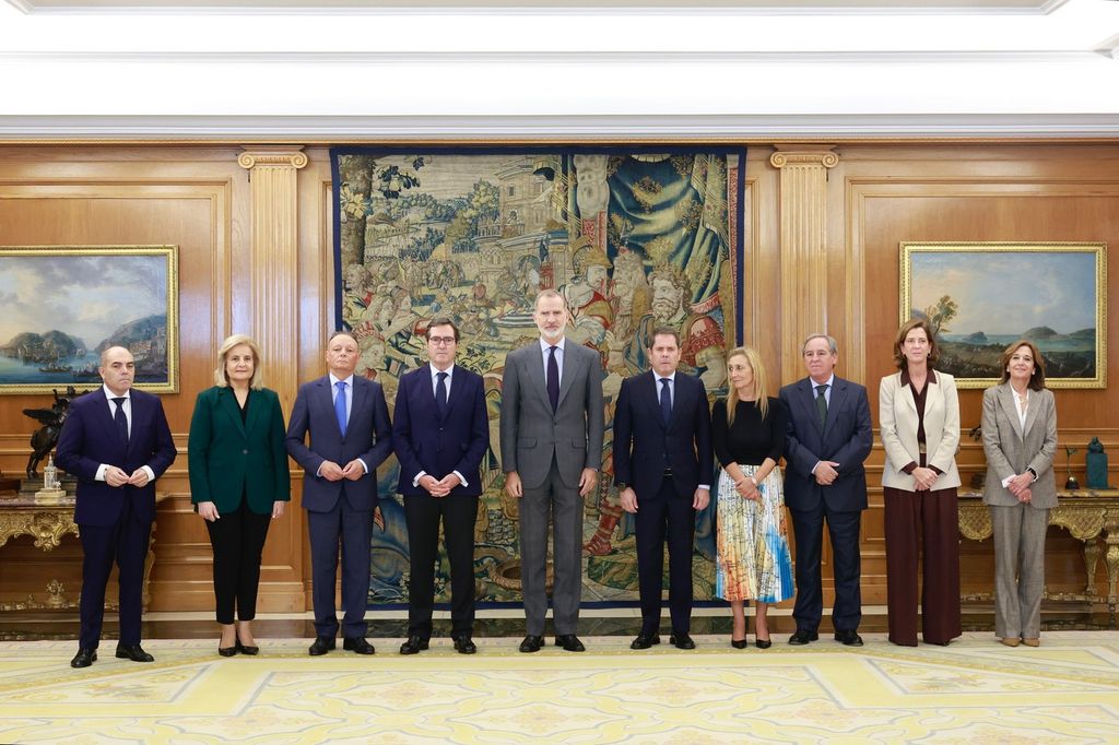 Foto grupal del Rey con representantes de los empresarios y los autónomos tras la DANA de Valencia 