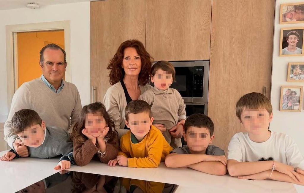 Verónica Mengod y su marido, Carlos Ortiz-Echagüe, con los siete nietos del matrimonio