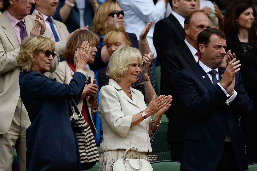 La reina Camilla, entonces duquesa de Cornualles, con su única hermana, Annabel Elliot en Wimbledon 2013