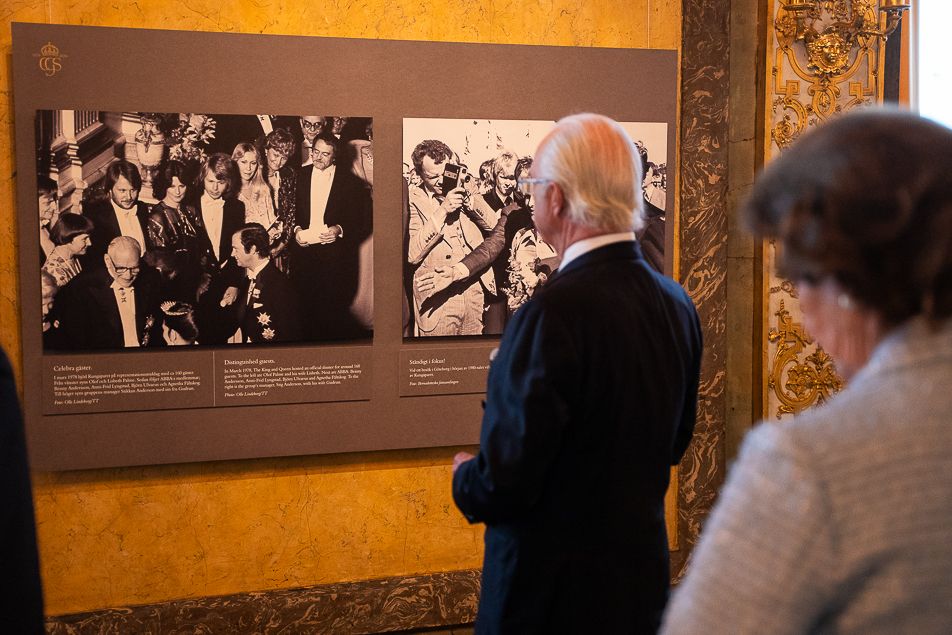 Carlos Gustavo y Silvia de Suecia en la exposición sobre sus bodas de oro 
