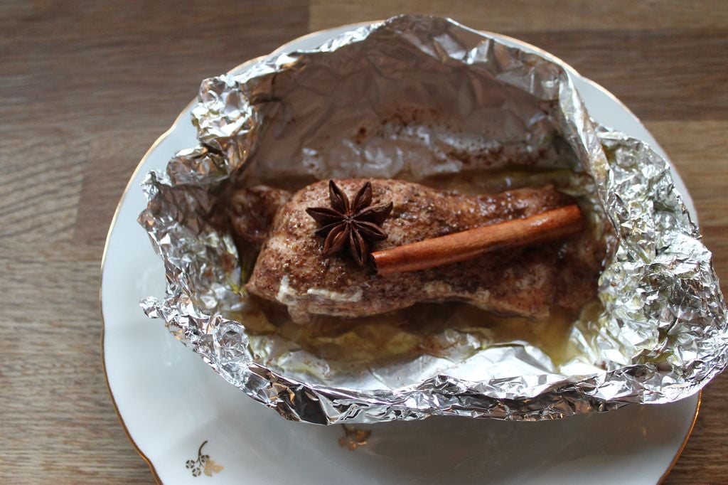 Puedes aportar toques aromáticos dentro del papillote con especias y hierbas como este pollo con canela y anís.