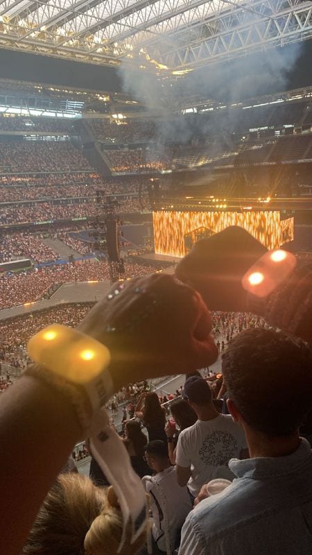 En la imagen, una de las pulseras luminosas que se dieron entre el público