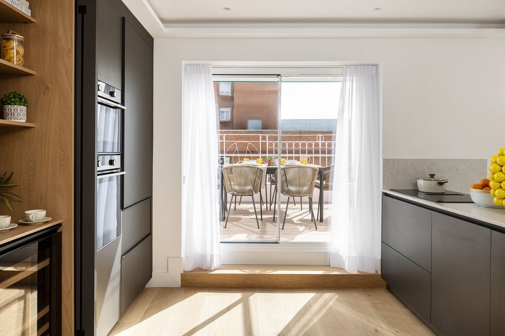 Cocina con acceso a la terraza. 
