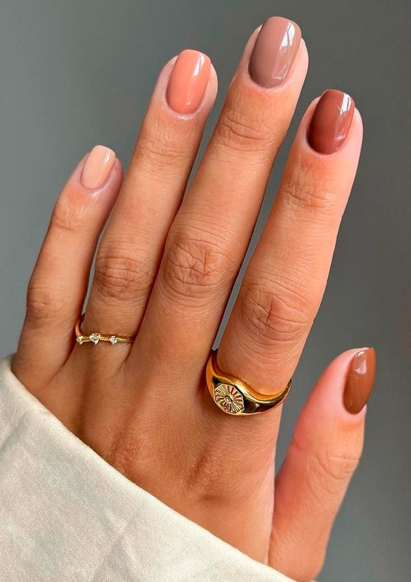 Manicura multicolor en tonos marrones