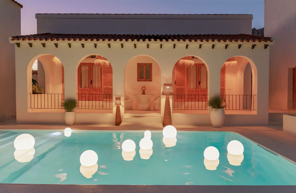 Piscina con lámparas esféricas