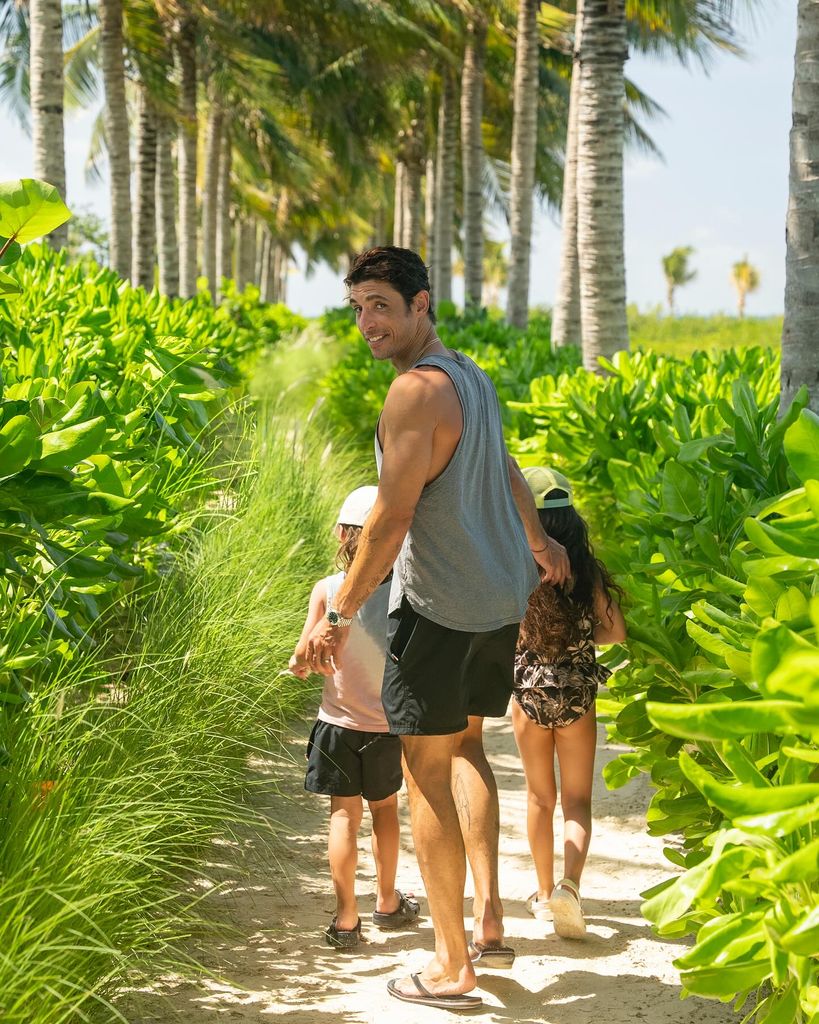 Alberto Guerra con sus hijos, Lúa y Luka