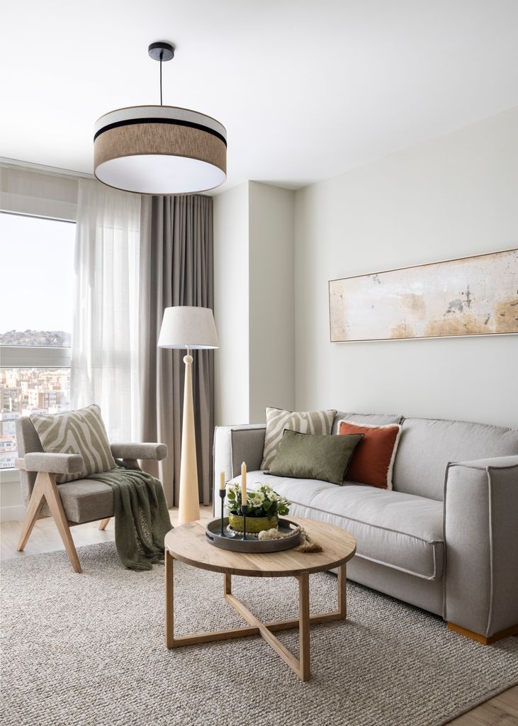 Salón decorado en tonos neutros