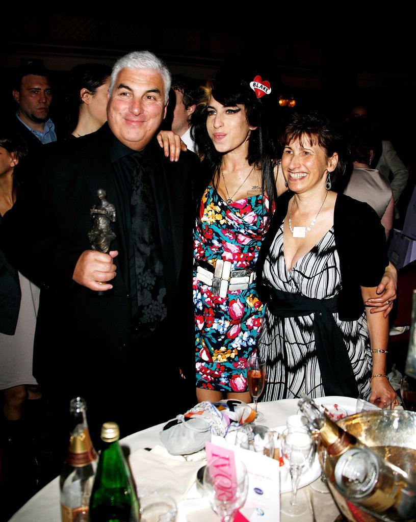Amy Winehouse junto a sus padres, Mitch y Janis