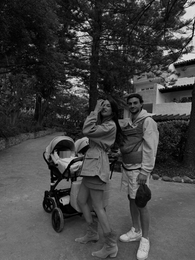 La pareja, paseando a sus mellizos