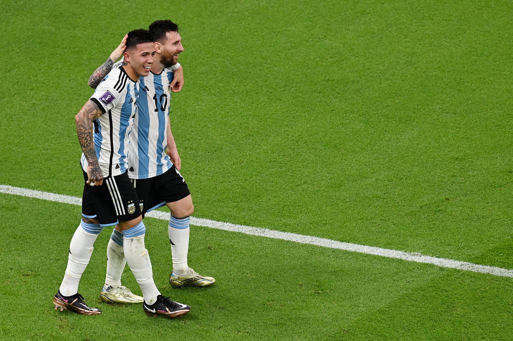 Enzo Fernandez y Lionel Messi después de uno de sus juegos del Mundial de Qatar.