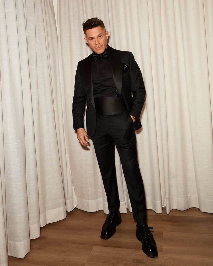 Alejandro Sanz posa, con traje y camisa negra, en una de las estancias de su casa