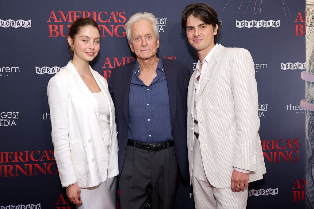 Carys con su padre Michael Douglas y su hermano Dylan
