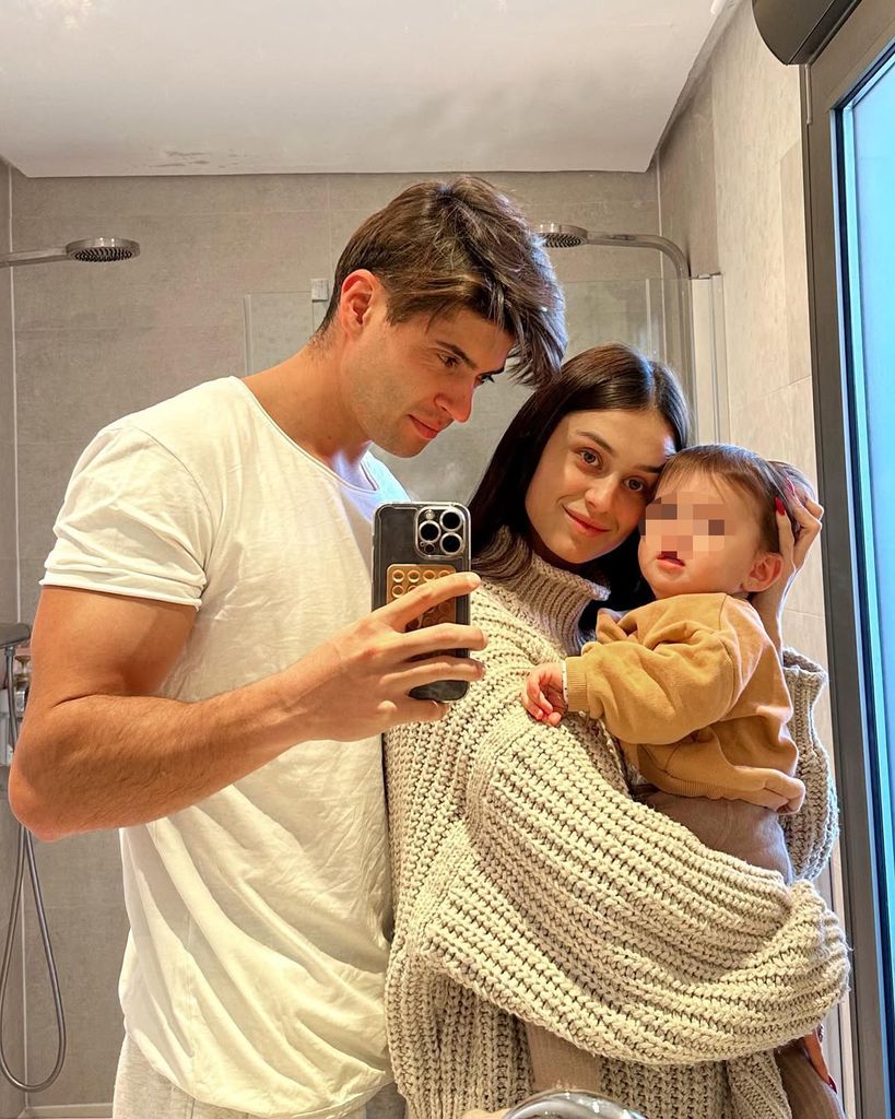 Marina Romero y Javier Tudela con su hija