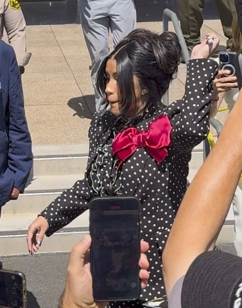 Si bien el juez la absolvió del cargo de agresión, fuera de la corte Cardi B dio de qué hablar de nueva cuenta por un encontronazo con un reportero.