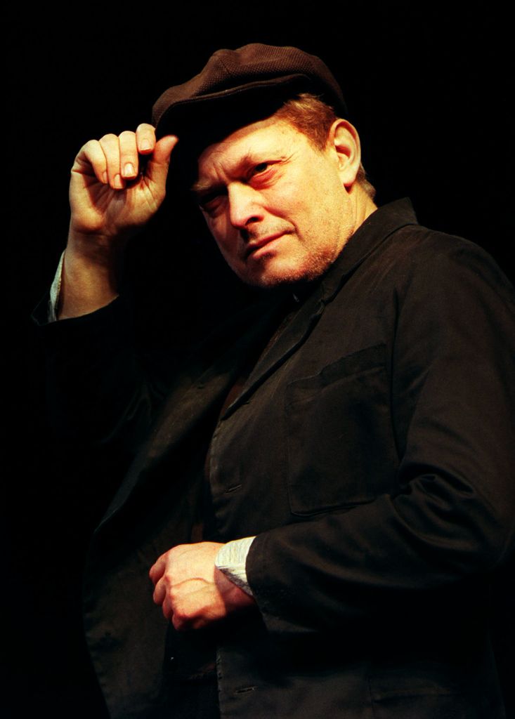 Michael Pennington en el papel de Peter Shirley sobre el escenario durante la noche de estreno de una nueva producción de la obra Major Barbara, de George Bernard Shaw, en el Piccadilly Theatre de Londres, en 1998