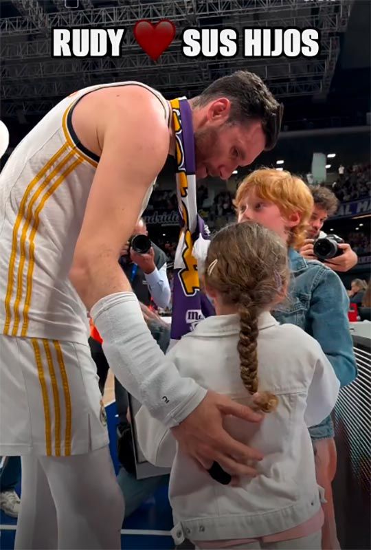 Rudy Fernández con sus hijos en su despedida con su afición del Real Madrid