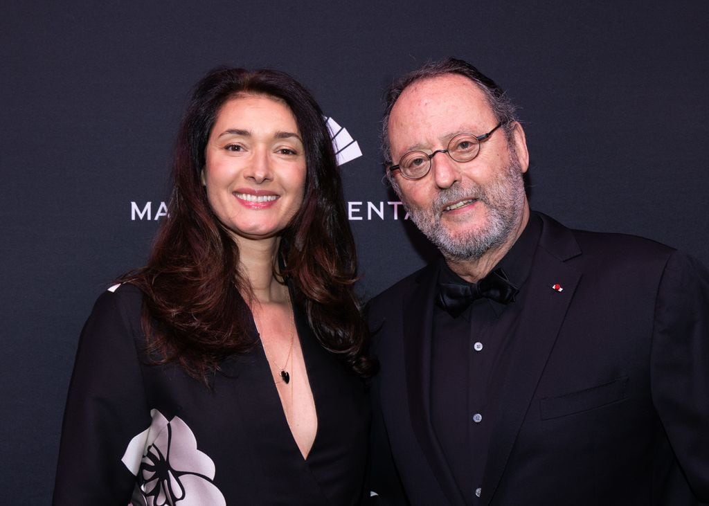 El actor Jean Reno y su mujer