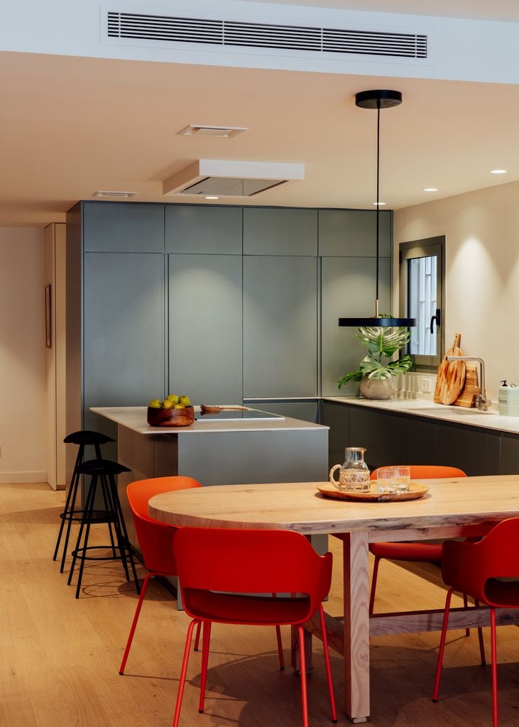 Cocina abierta al comedor, con una acertada iluminación