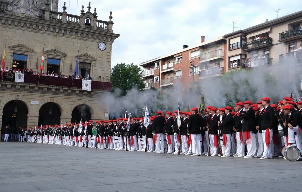 Alarde de San Marcial, en el Ayuntamiento de Irún