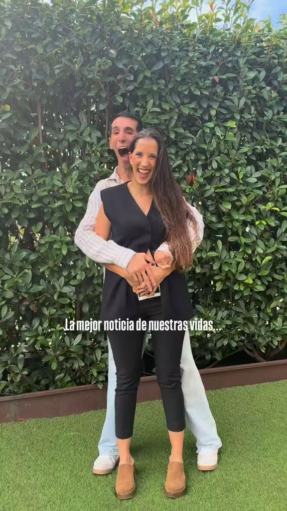 Álex Roca con su pareja